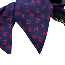 将图像加载到图库查看器中，CHANEL CC Logo All-over Print Ribbon Headband Navy/Pink Silk100%
