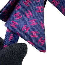 将图像加载到图库查看器中，CHANEL CC Logo All-over Print Ribbon Headband Navy/Pink Silk100%
