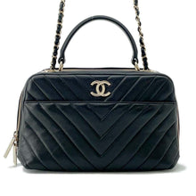 将图像加载到图库查看器中，CHANEL Chevron Bowling Bag Black Lambskin
