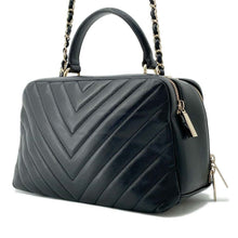 将图像加载到图库查看器中，CHANEL Chevron Bowling Bag Black Lambskin
