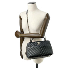 将图像加载到图库查看器中，CHANEL Chevron Bowling Bag Black Lambskin
