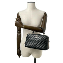 将图像加载到图库查看器中，CHANEL Chevron Bowling Bag Black Lambskin
