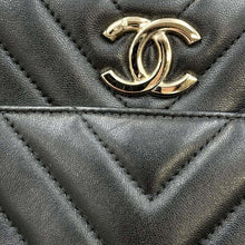 将图像加载到图库查看器中，CHANEL Chevron Bowling Bag Black Lambskin
