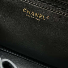 将图像加载到图库查看器中，CHANEL Chevron Bowling Bag Black Lambskin
