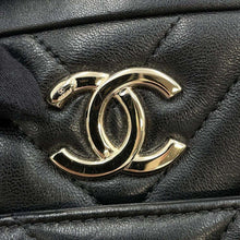 将图像加载到图库查看器中，CHANEL Chevron Bowling Bag Black Lambskin
