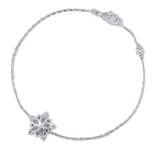 将图像加载到图库查看器中，Van Cleef &amp; Arpels Lotus Bracelet Mini ModelVCARP1AB00 18K White Gold
