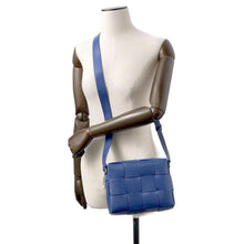 将图像加载到图库查看器中，Bottega Veneta INTRECCIATO Cassette Shoulder Bag Blue Leather
