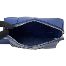 将图像加载到图库查看器中，Bottega Veneta INTRECCIATO Cassette Shoulder Bag Blue Leather
