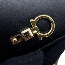 将图像加载到图库查看器中，Ferragamo Gancini ChainShoulder Bag Black22E002 Leather
