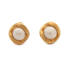 将图像加载到图库查看器中，CHANEL Faux Pearl Earring Gold Metal
