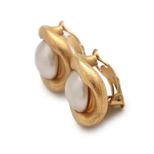 将图像加载到图库查看器中，CHANEL Faux Pearl Earring Gold Metal
