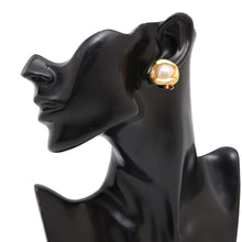 将图像加载到图库查看器中，CHANEL Faux Pearl Earring Gold Metal
