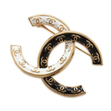 将图像加载到图库查看器中，CHANEL CC Logo Bicolor Brooch Black/WhiteABC990 Metal
