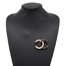 将图像加载到图库查看器中，CHANEL CC Logo Bicolor Brooch Black/WhiteABC990 Metal
