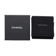 将图像加载到图库查看器中，CHANEL CC Logo Bicolor Brooch Black/WhiteABC990 Metal
