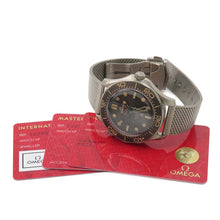 将图像加载到图库查看器中，OMEGA Seamaster Diver300 007 Edition W42mm Ti Brown Dial210.90.42.20.01.001
