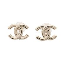 将图像加载到图库查看器中，CHANEL CC Logo Earring Champagne Gold Metal
