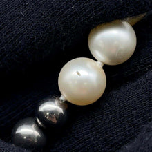 将图像加载到图库查看器中，CHANEL CC Logo PearlNecklace Silver Metal Faux Pearl
