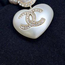 Load image into Gallery viewer, CHANEL CC Logo Heart Necklace WhiteAB7012 Metal Rhinestone Faux Pearl
