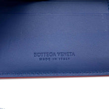 将图像加载到图库查看器中，Bottega Veneta Cassette Bifold Wallet Blue/Red Leather
