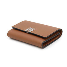 将图像加载到图库查看器中，LOEWE Anagram Vertical Wallet Small TanC821S33X12 Leather
