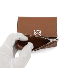 将图像加载到图库查看器中，LOEWE Anagram Vertical Wallet Small TanC821S33X12 Leather
