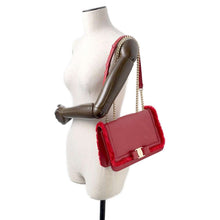 将图像加载到图库查看器中，Ferragamo Vara Ribbon Fringe ChainShoulder Bag Red Leather
