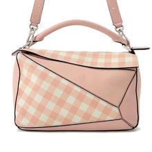 将图像加载到图库查看器中，LOEWE Puzzle Bag Gingham Check Pink Leather Size Medium
