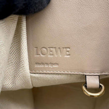 将图像加载到图库查看器中，LOEWE hammock Beige Leather Size Small
