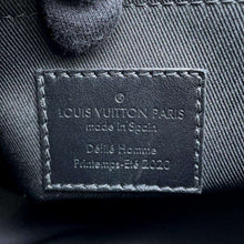 Load image into Gallery viewer, LOUIS VUITTON Triangle Messenger NoirM45070 Monogram / Toughtage
