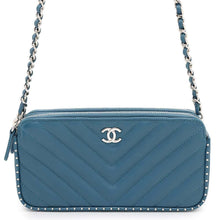 将图像加载到图库查看器中，CHANEL Chevron Chain Wallet Blue Green Lambskin
