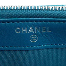 将图像加载到图库查看器中，CHANEL Chevron Chain Wallet Blue Green Lambskin
