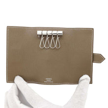 将图像加载到图库查看器中，HERMES Bearn Key Case Etoupe Chevre Myzore Goatskin

