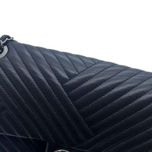 将图像加载到图库查看器中，CHANEL Chevron Single Flap ChainShoulder Bag Black Lambskin
