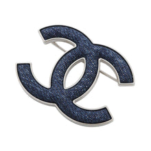 将图像加载到图库查看器中，CHANEL CC Logo BroochABE275 Metal Denim
