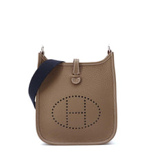将图像加载到图库查看器中，HERMES Evelyne Amazon Long Etoupe/Blue Indigo Taurillon Clemence Size TPM
