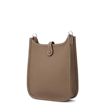 将图像加载到图库查看器中，HERMES Evelyne Amazon Long Etoupe/Blue Indigo Taurillon Clemence Size TPM

