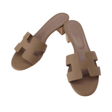 Load image into Gallery viewer, HERMES Oazis Sandals Etoupe Epsom Size 35
