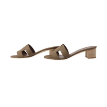 Load image into Gallery viewer, HERMES Oazis Sandals Etoupe Epsom Size 35
