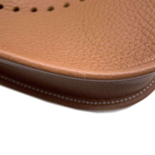 将图像加载到图库查看器中，HERMES Evelyne3 Gold Taurillon Clemence Size PM
