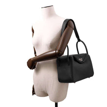 Load image into Gallery viewer, HERMES Lindy Black Taurillon Clemence Size 26
