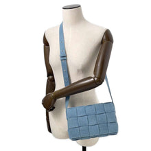 将图像加载到图库查看器中，Bottega Veneta Maxi INTRECCIATO Cassette Shoulder Bag Blue710188 Denim
