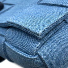 将图像加载到图库查看器中，Bottega Veneta Maxi INTRECCIATO Cassette Shoulder Bag Blue710188 Denim

