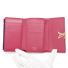 将图像加载到图库查看器中，LOUIS VUITTON Portefeuille Capucine Compact Noir/Hot pinkM62157 Taurillon Leather
