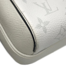 将图像加载到图库查看器中，LOUIS VUITTON Outdoor Messenger Taigarama BlancM30873 Monogram Taiga Leather
