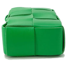 将图像加载到图库查看器中，Bottega Veneta Maxi INTRECCIATO Cassette Phone Pouch Parakeet730541 Calf Leather
