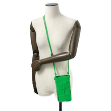 将图像加载到图库查看器中，Bottega Veneta Maxi INTRECCIATO Cassette Phone Pouch Parakeet730541 Calf Leather
