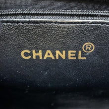 将图像加载到图库查看器中，CHANEL Matelasse Turnlock Chain Tote Black Caviar Leather
