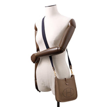 将图像加载到图库查看器中，HERMES Evelyne Amazon Long Etoupe/Blue Indigo Taurillon in Clemence Size TPM
