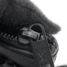 Load image into Gallery viewer, LOUIS VUITTON Take Off・Pouch NoirM69837 Grain Leather
